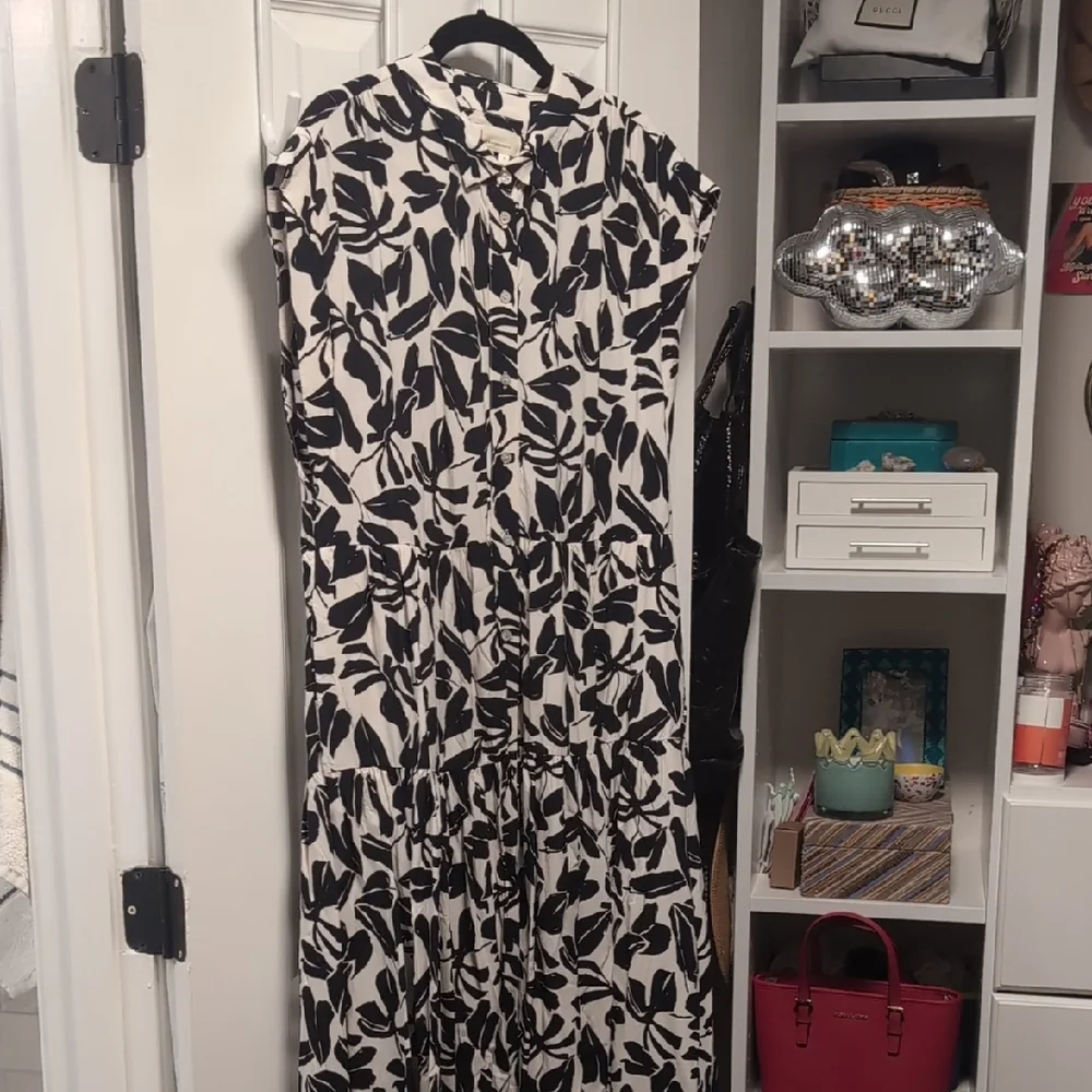 EUC Black and White Leaf Maxi Dress - Picture 4 of 6